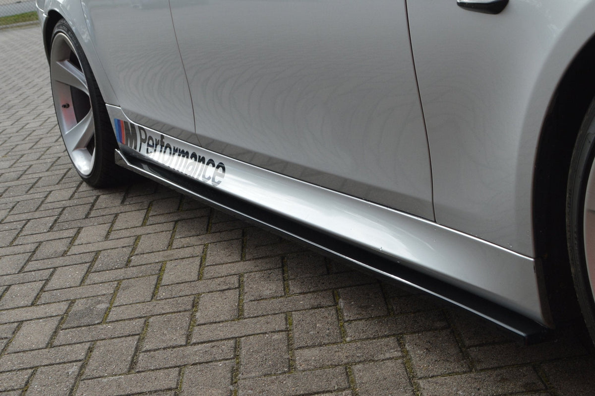 Seitenschweller aus ABS für BMW 5er E60 E61 M-Paket und M5, schwarz, von Ingo Noak Tuning, sichtbar auf dem Fahrzeug.