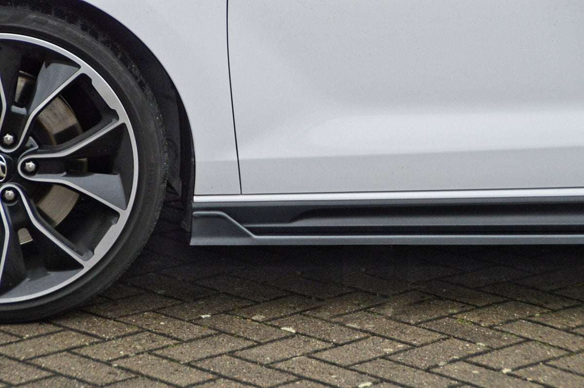 Seitenschweller für Hyundai I30N ab 2017, Ingo Noak Tuning, schwarze Kunststoffteile an den Seiten des Autos