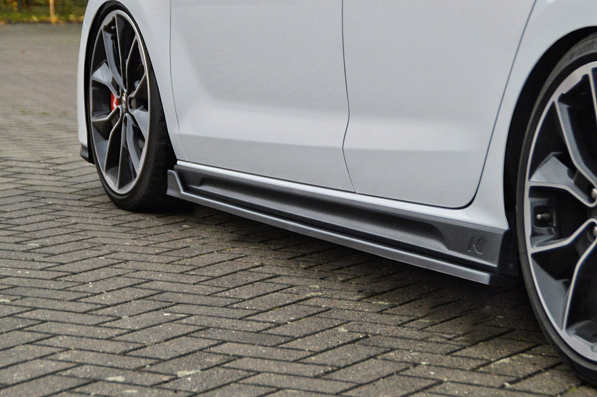 Bodykit für Hyundai i30N Fastback ab 2017-2021, Ingo Noak Tuning, Stoßstangen und Seitenschweller in schwarzer Optik.