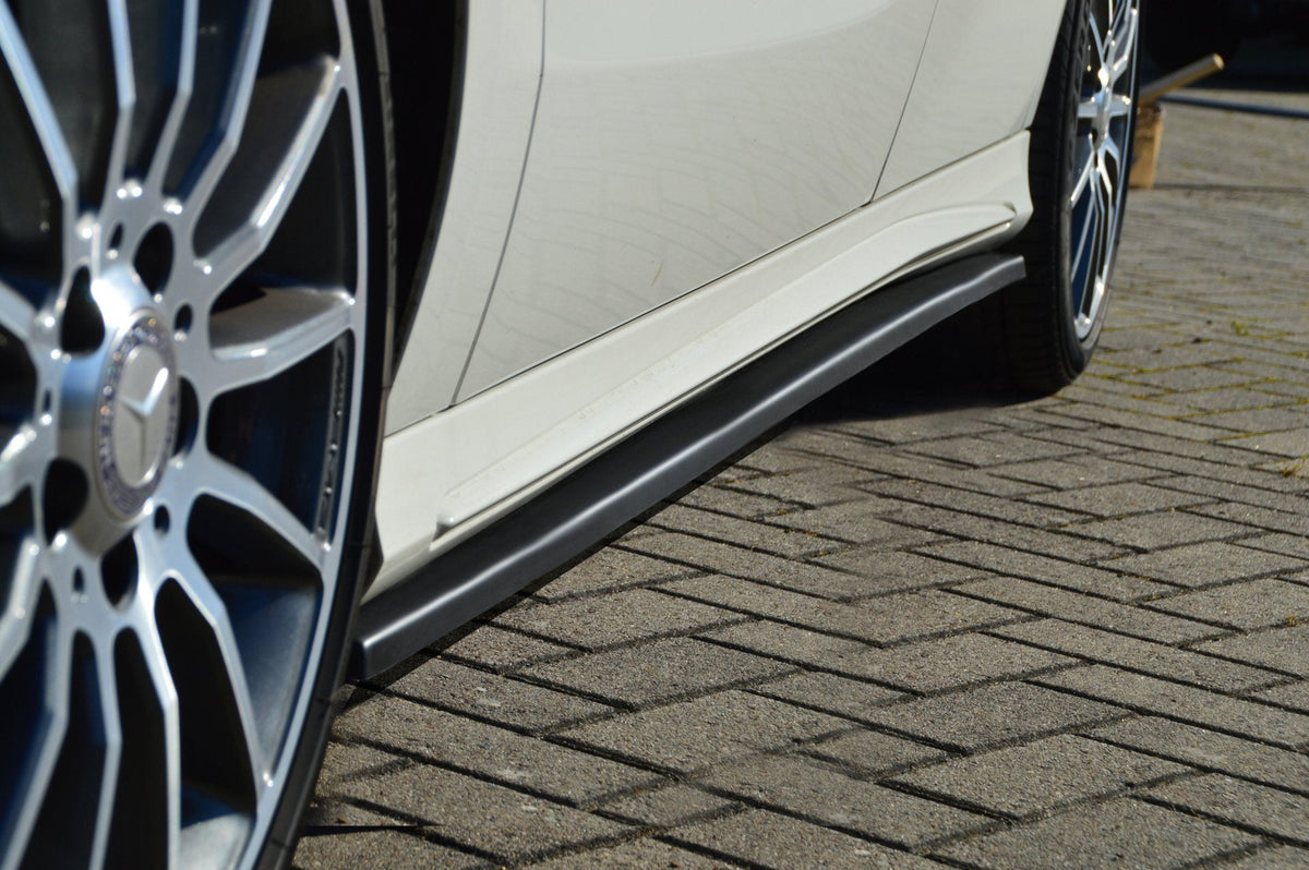 Seitenschweller im Cup Look für A-Klasse W176 mit AMG Line und A45 AMG, in schwarz, aus Carbon gefertigt