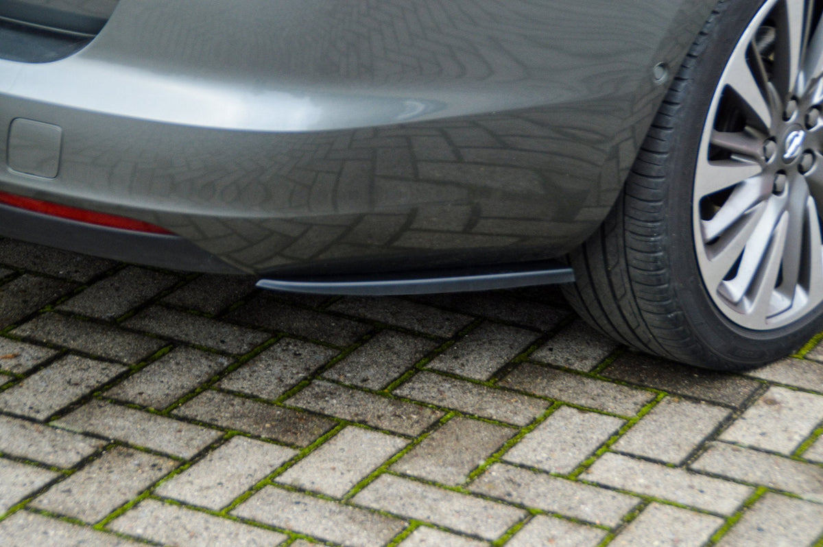 Seitenteile für Opel Astra K Sportstourer, Heckansatz von Ingo Noak Tuning, schwarze Kunststoffteile, detailreiche Ansicht