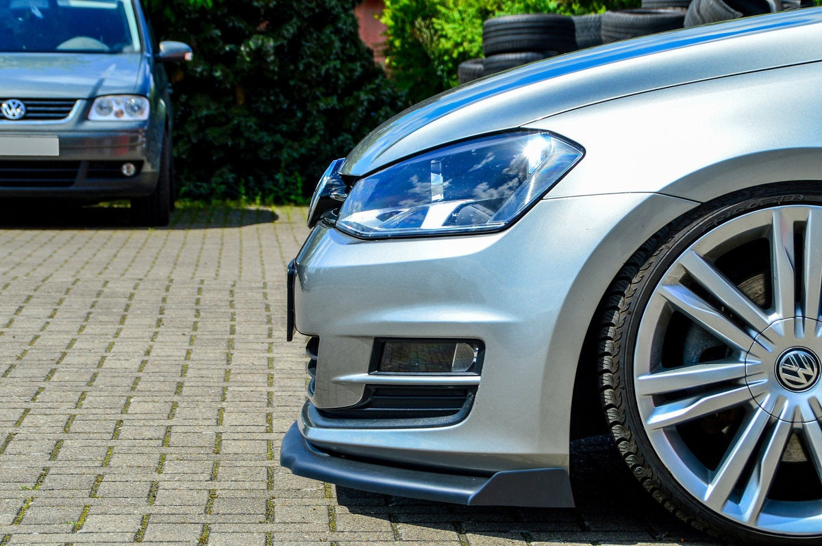 Ingo Noak Tuning Bodykit für VW Golf 7 Standard, Spoiler, Seitenschweller und Frontstoßstange, montiert auf einem weißen Fahrzeug.
