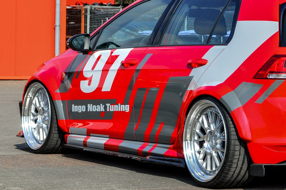 Breiter Kotflügel Verbreiterungssatz aus ABS für VW Golf 7 GTI von Ingo Noak Tuning, sichtbar auf dem Fahrzeug.