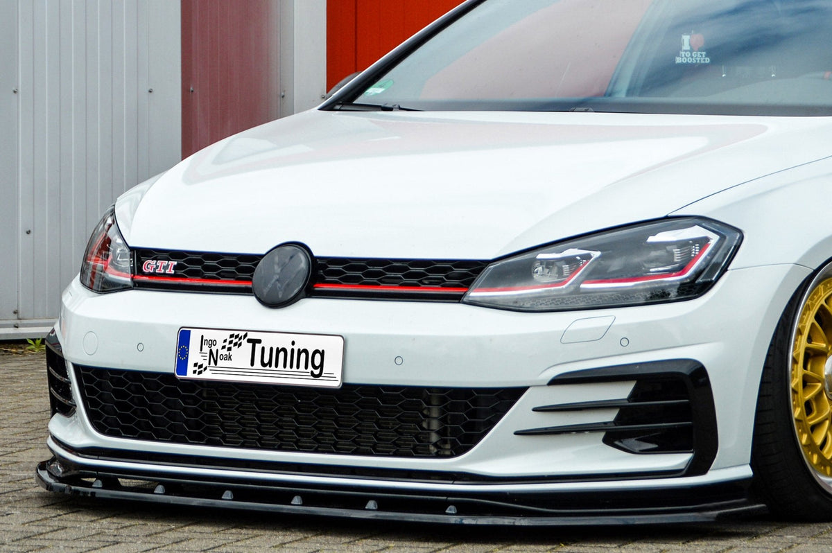 Vorderer Spoilerschwert für VW Golf 7 GTI TCR, Ingo Noak Tuning, aus hochwertigem Material, sichtbar auf dem Auto.
