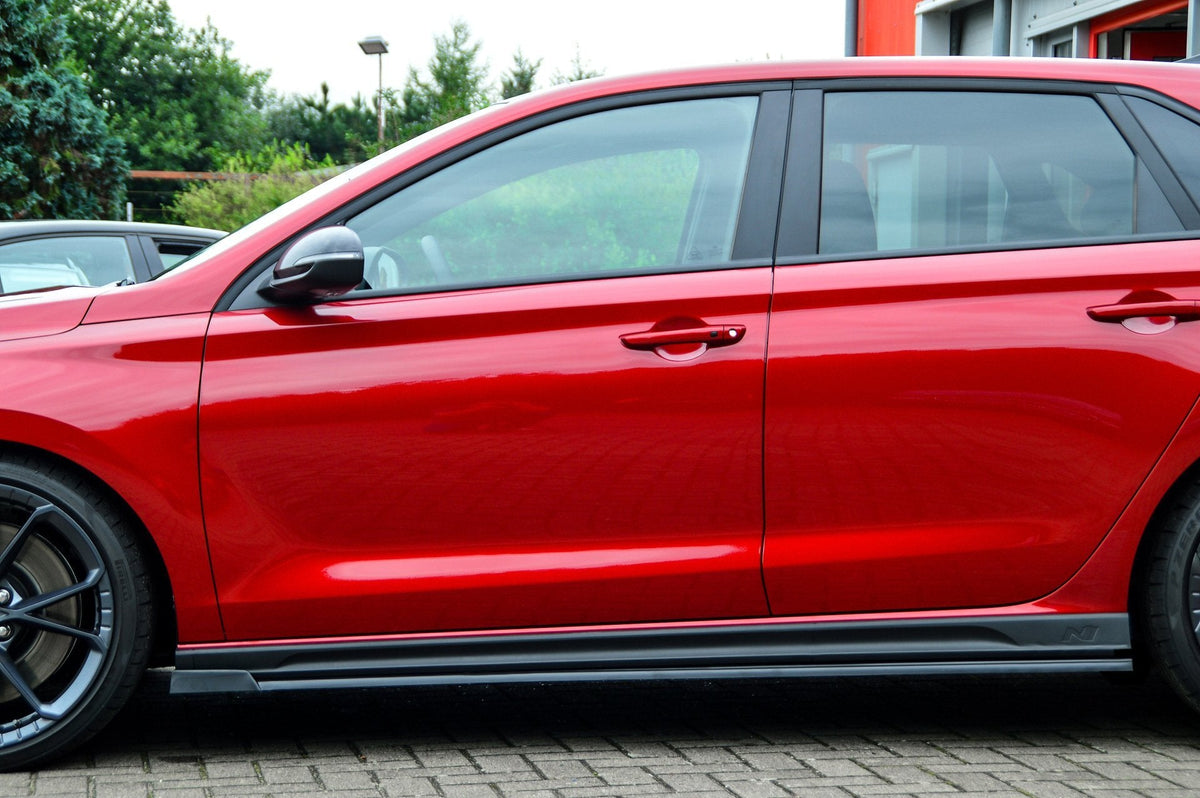 Seitenschweller mit Wing vorne für Hyundai I30N Facelift von Ingo Noak Tuning, schwarzes Kunststoffdesign