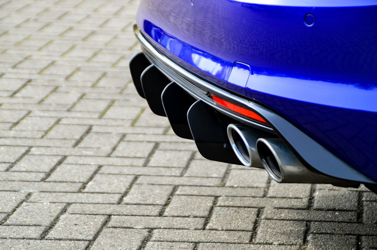 Racing Heckansatz Diffusor für VW Golf 7 R Variant Vorfacelift von Ingo Noak Tuning, aus Carbon gefertigt, mit aerodynamischem Design