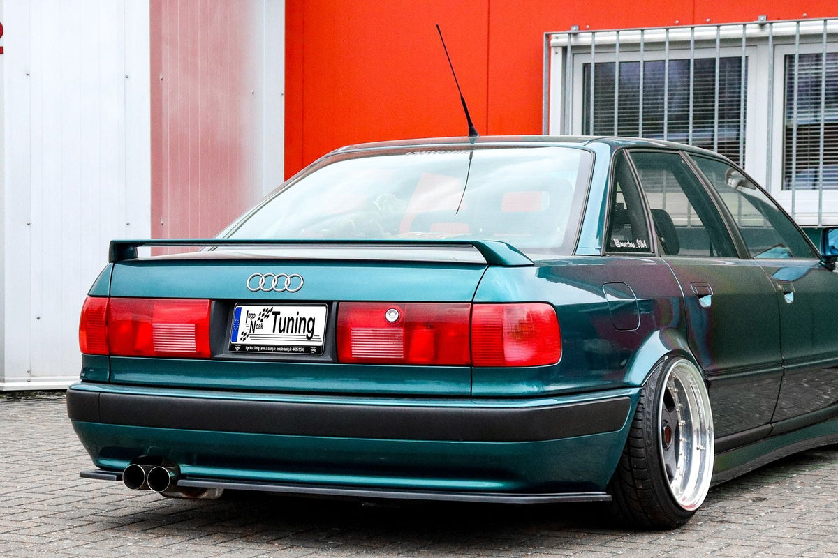 Heckspoilerlippe für Audi 80 B4 von Ingo Noak Tuning, aerodynamisches Auto-Upgrade, sichtbar auf der Heckpartie des Fahrzeugs