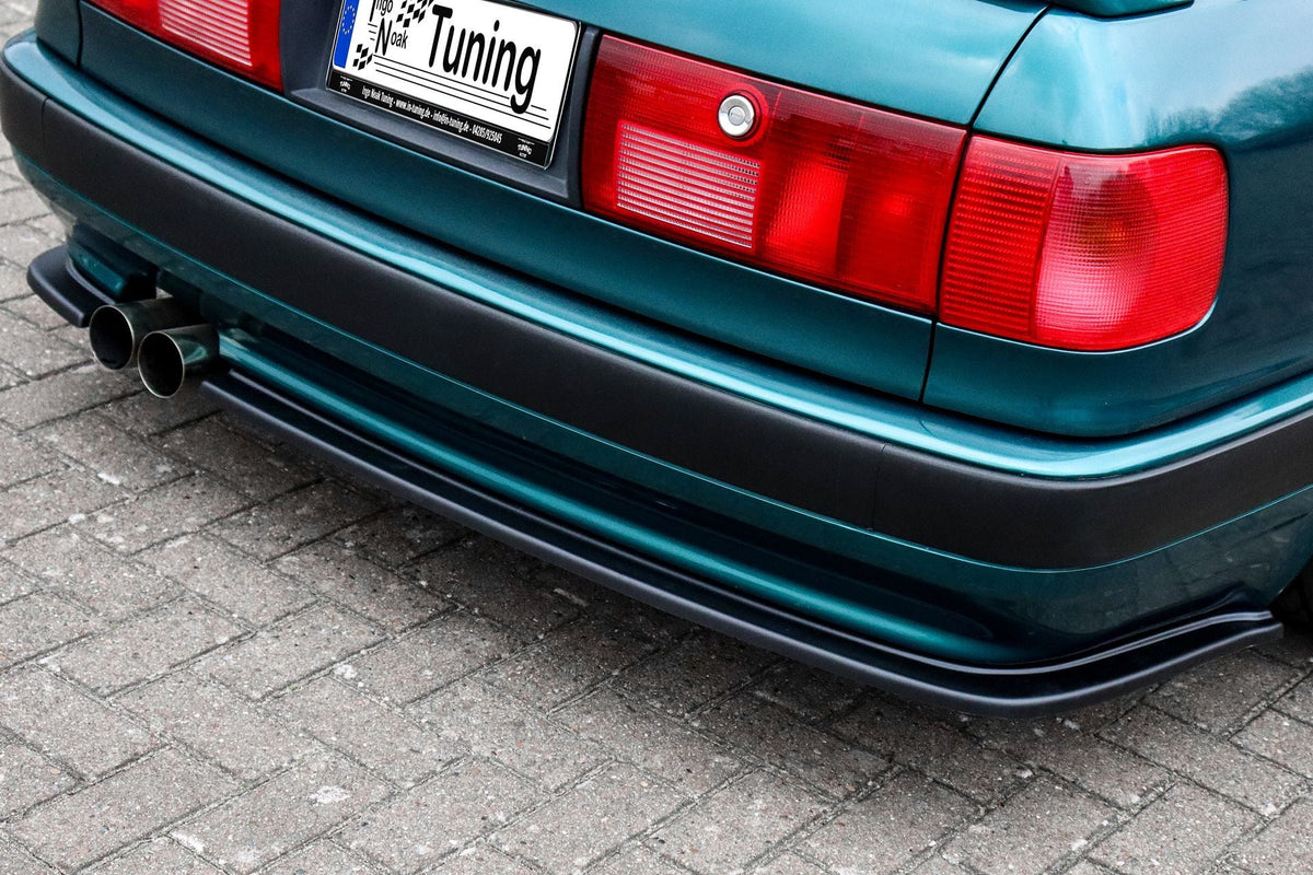 Heckspoilerlippe für Audi 80 B4 von Ingo Noak Tuning, aus Kunststoff, zeigt die aerodynamische Designlinie, montiert auf dem Fahrzeug.