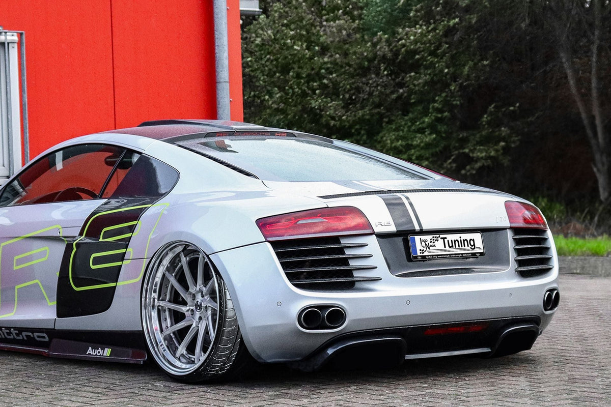 Heckansatz 5-teilig für Audi R8 42 V8, Ingo Noak Tuning, sichtbare Teile des Heckstoßfängers und Zubehör.