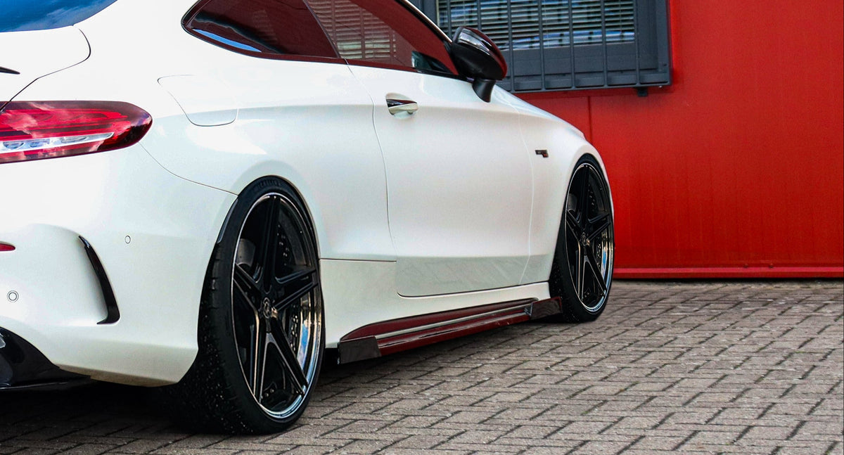 Seitenschweller mit Wing vorne und hinten für Mercedes C-Klasse C43 AMG, in Schwarz mit eleganten Tuning-Details