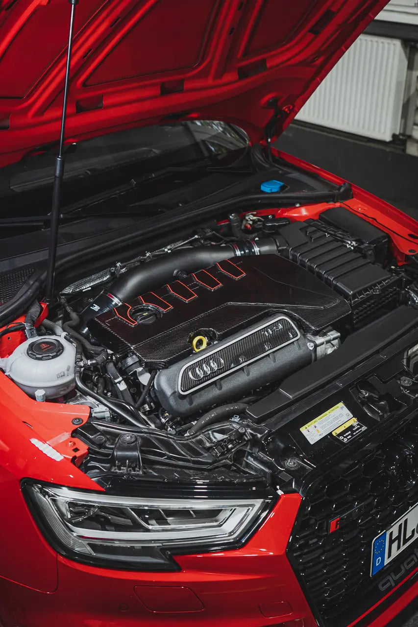 Designkit Aufkleber Rot Carbon Motorabdeckung Audi RS3 8V/8Y, TTRS 8S 2.5 TFSI 400PS