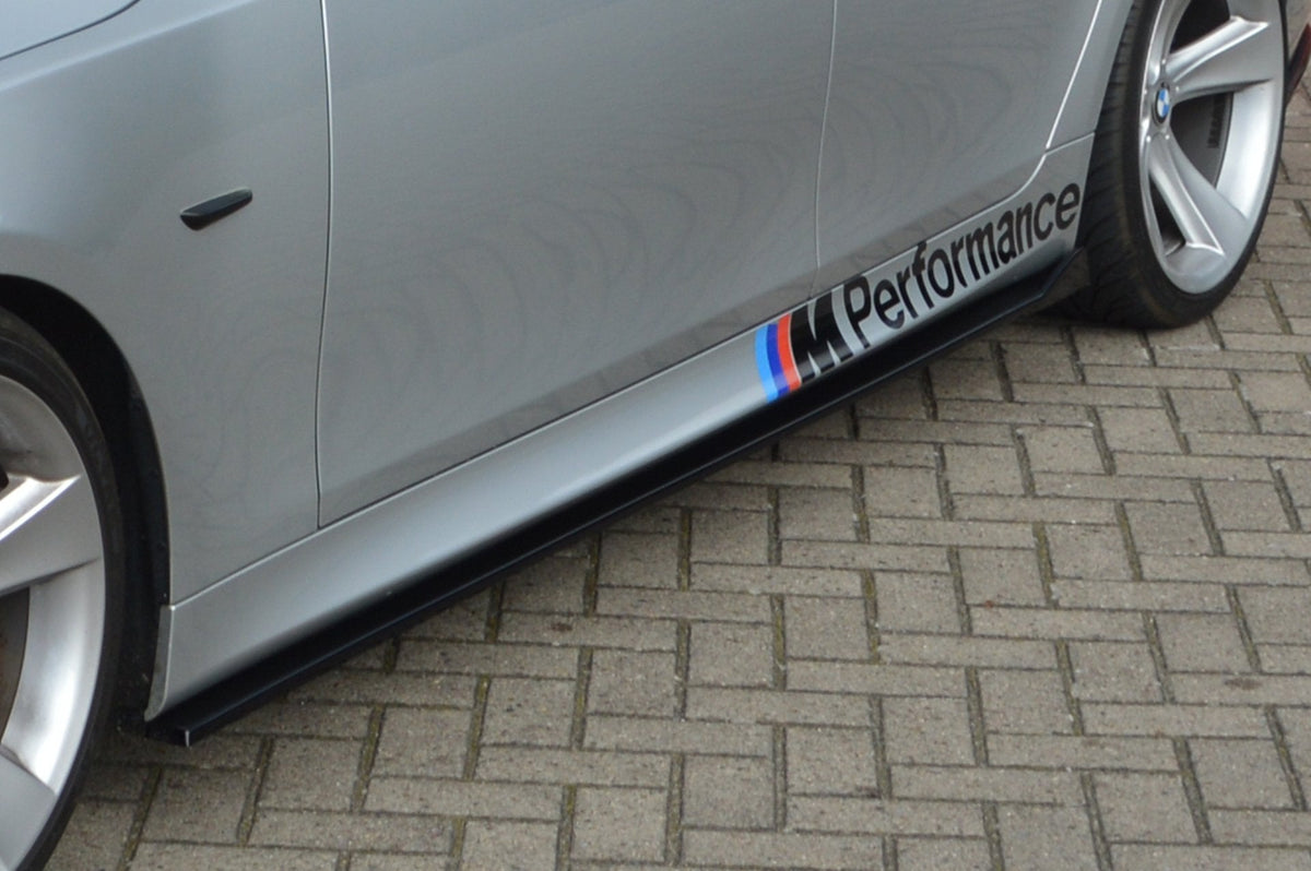 Seitenschweller aus ABS für BMW 5er E60/E61 M-Paket und M5 von Ingo Noak Tuning, sichtbar auf dem Fahrzeug.