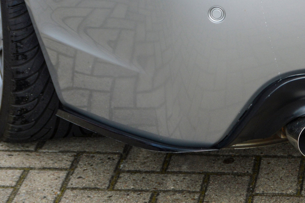 Heckansatz Seitenteile aus ABS für BMW 5er E60 M-Paket Limousine, in Wagenfarbe, von Ingo Noak Tuning, auf Fahrzeug montiert