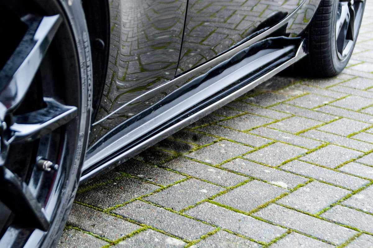 Seitenschweller für Mazda MX-5 ND/RF ab 2015, Ingo Noak Tuning, schwarze Kunststoffteile am Fahrzeug seitlich sichtbar
