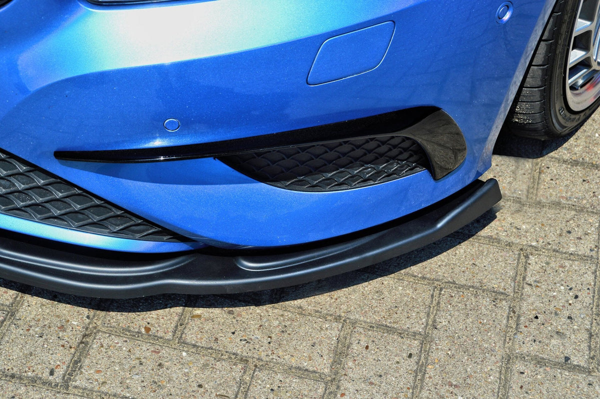 Schwarze Cuplippe Spoilerlippe für Mercedes A W 176 Urban, Ingo Noak Tuning, auf Fahrzeugmontage.
