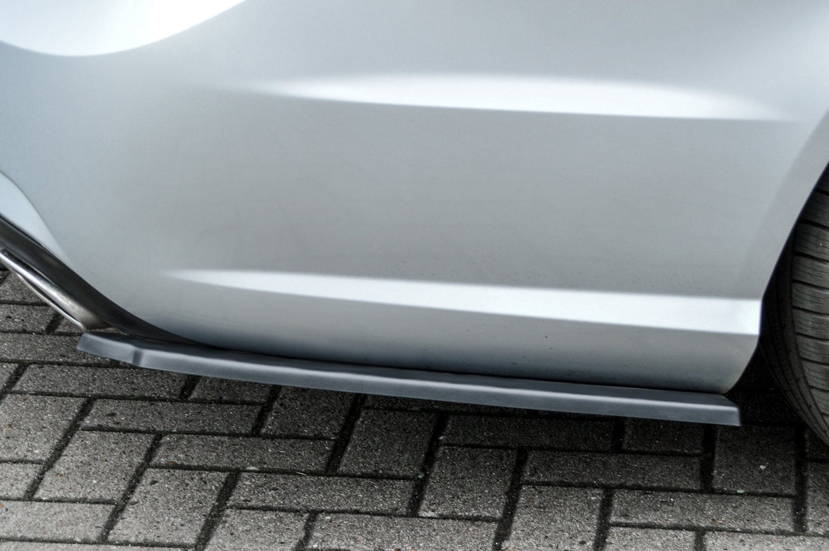Seitenteile für Mercedes E-Klasse W212, Heckansatz von Ingo Noak Tuning, schwarze Kunststoffteile mit aerodynamischem Design
