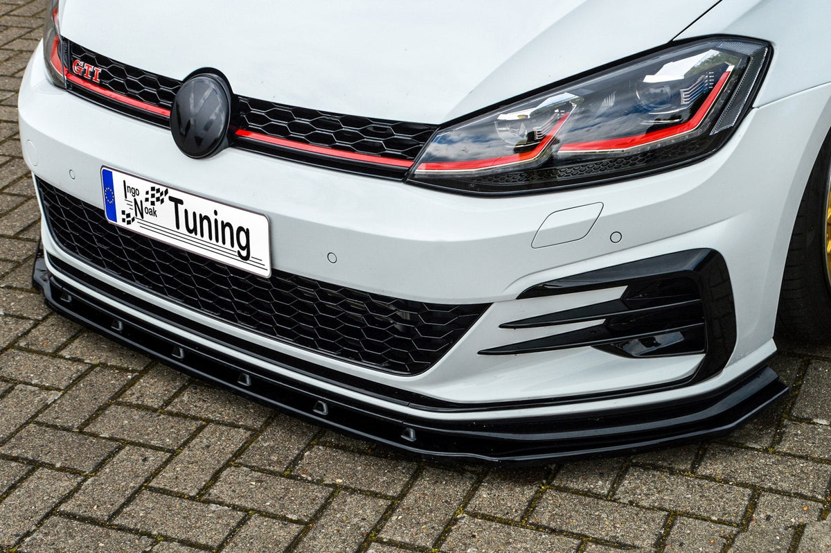 Vorne Spoilerschwert für VW Golf 7 GTI TCR, Ingo Noak Tuning, schwarzes Frontspoiler-Design auf Bild sichtbar