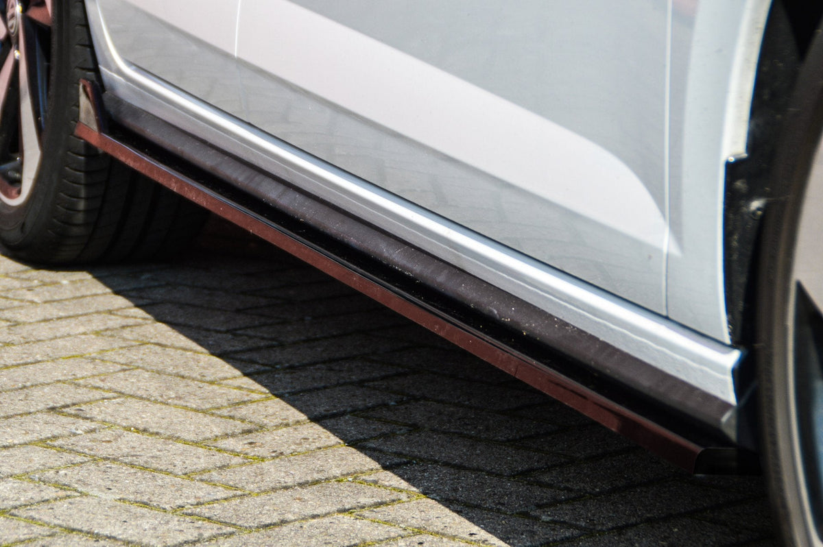 Seitenschweller für VW Polo 6 GTI 2G (AW) von Ingo Noak Tuning, sichtbar an den seitlichen Karosserieteilen.
