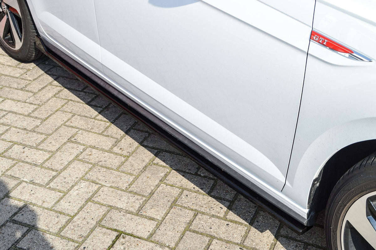 Seitenschweller für VW Polo 6 GTI 2G (AW) von Ingo Noak Tuning, sichtbar auf dem schwarzen Fahrzeug.