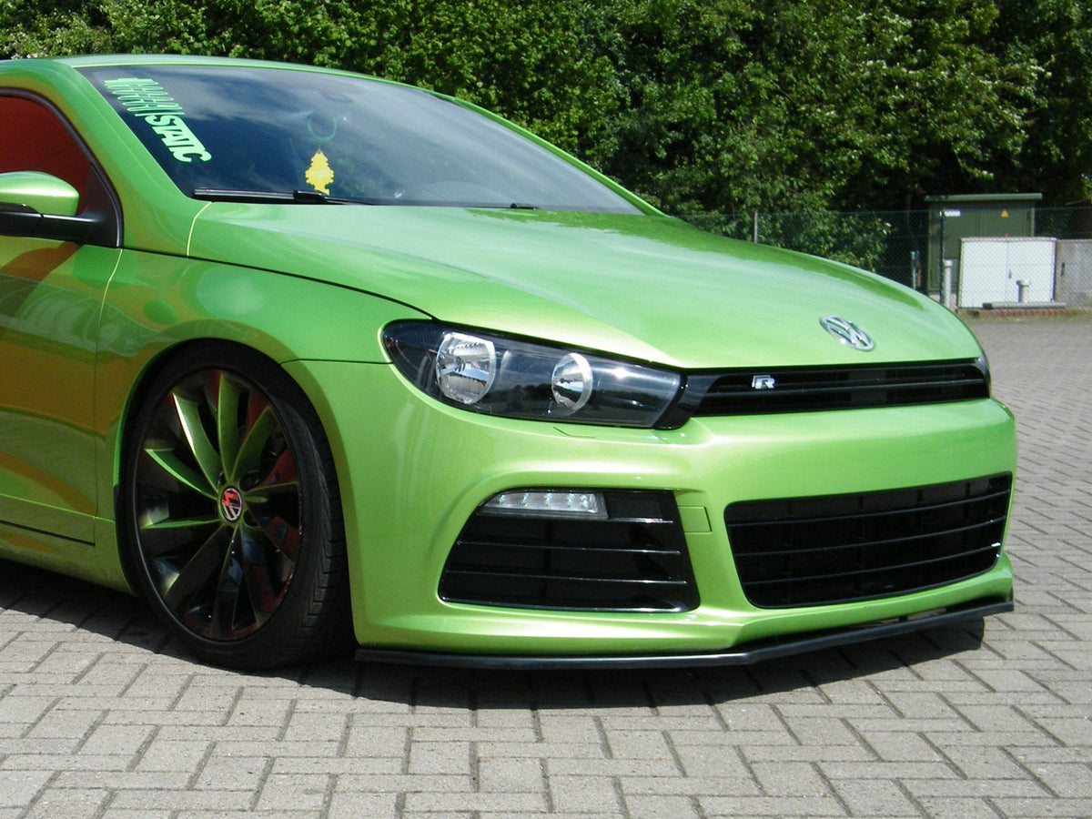 Frontspoilerlippe für VW Scirocco R 13 von Ingo Noak Tuning, zeigt die sportliche Kunststoffstoßstange in Nahaufnahme.