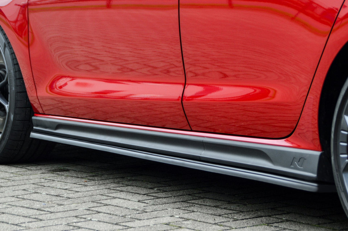 Seitenschweller für Hyundai I30N Facelift von Ingo Noak Tuning, aus hochwertigem Material, sichtbar an Fahrzeugseiten.