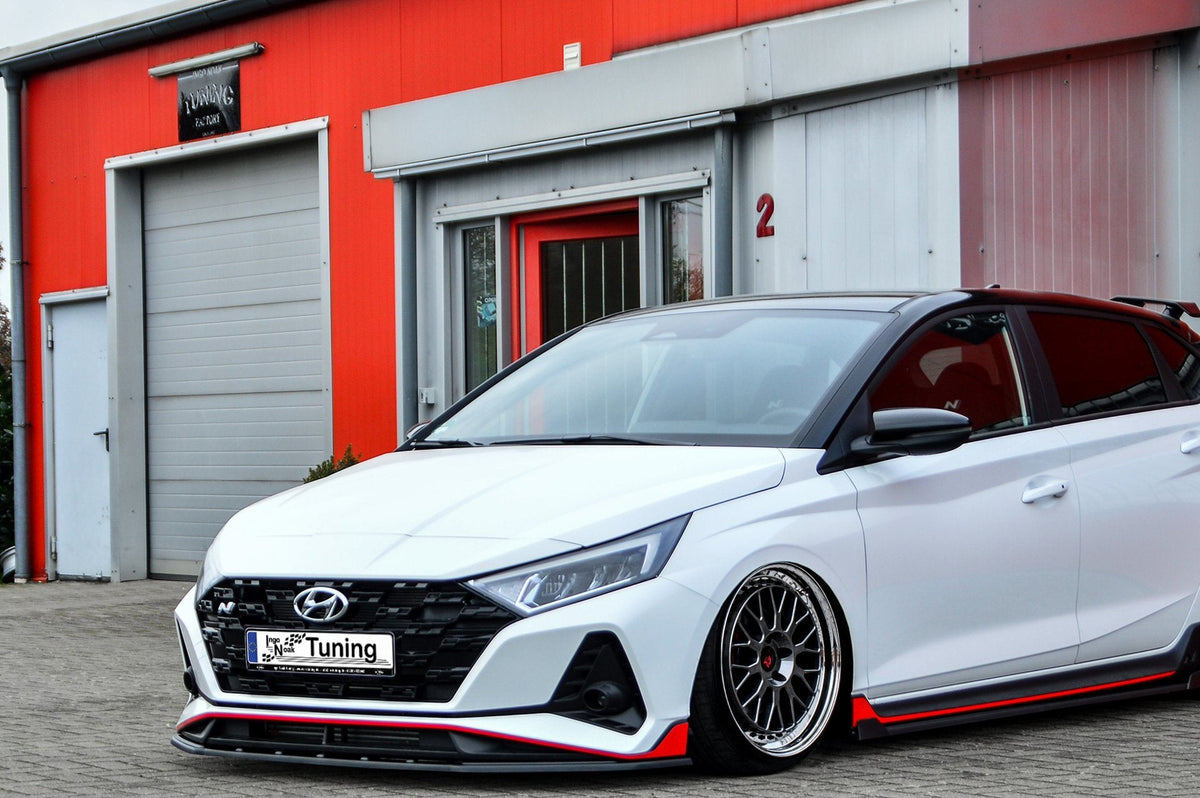 Schwarze Cup Frontspoilerlippe für Hyundai I20N Performance, Ingo Noak Tuning, zeigt den aerodynamischen Fahrzeugfrontansatz