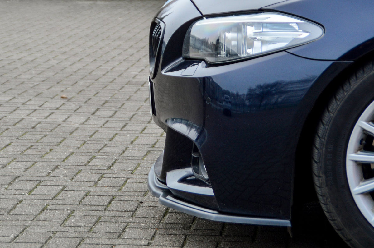Frontspoilerlippe Cuplippe für BMW 5er F10 F11 M-Paket, schwarze Tuning-Lippe aus Kunststoff, auf einem weißen Fahrzeug montiert