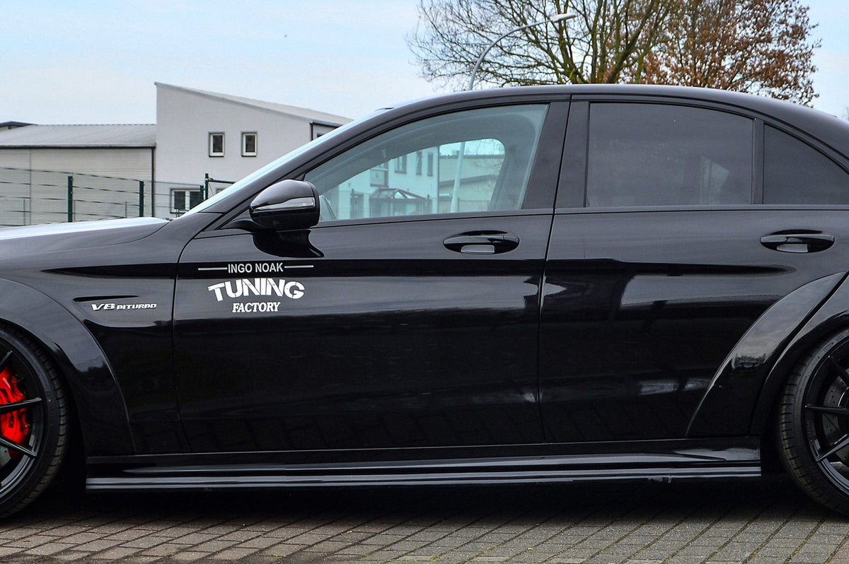 Seitenschweller für Mercedes C-Klasse C43 AMG, Ingo Noak Tuning, schwarze Kunststoffteile an den Seiten des Autos.