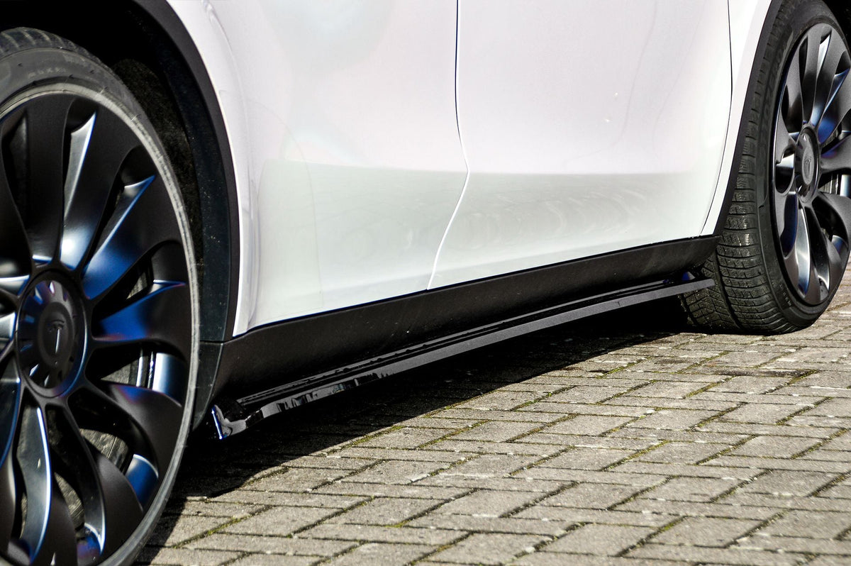 Seitenschweller für Tesla Model Y ab 2020, Ingo Noak Tuning, schwarze Kunststoffteile an den Fahrzeugseiten sichtbar