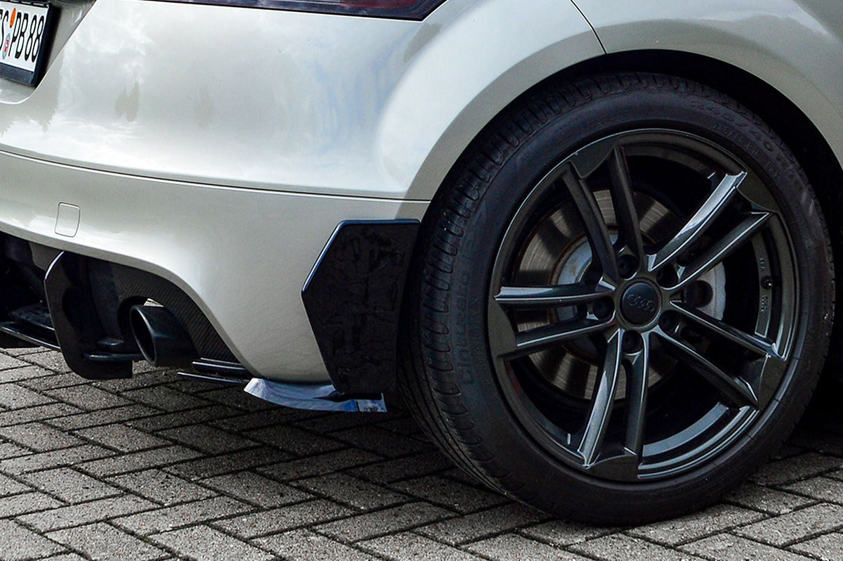 Hintere Seitenflaps aus ABS für Audi TT 8J S-Line Competition, schwarz, passend für Ingo Noak Tuning Fahrzeug, sichtbar im Bild