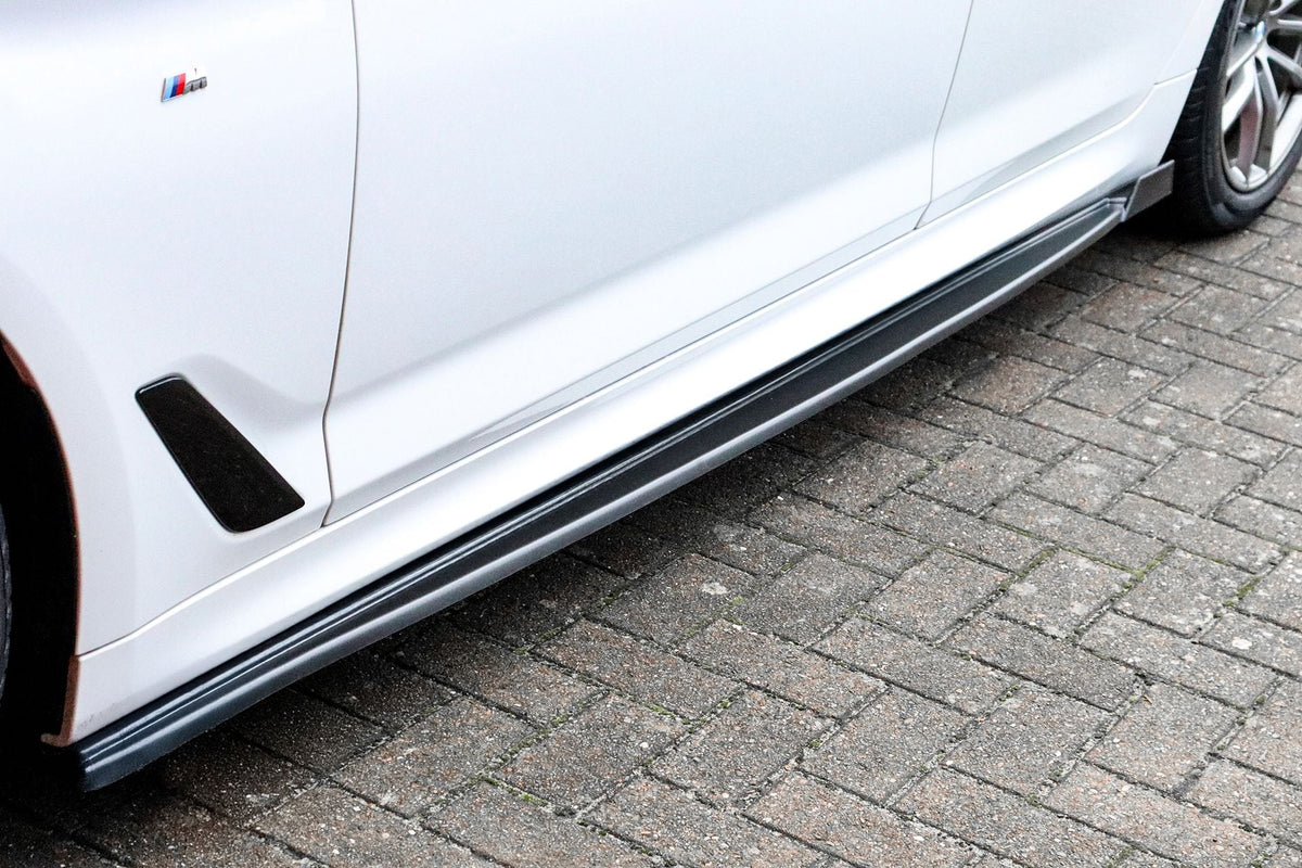 Seitenschweller mit Wings für BMW 5er G30 G31 M-Paket, Ingo Noak Tuning, schwarze Heckstoßstange, sportliches Design