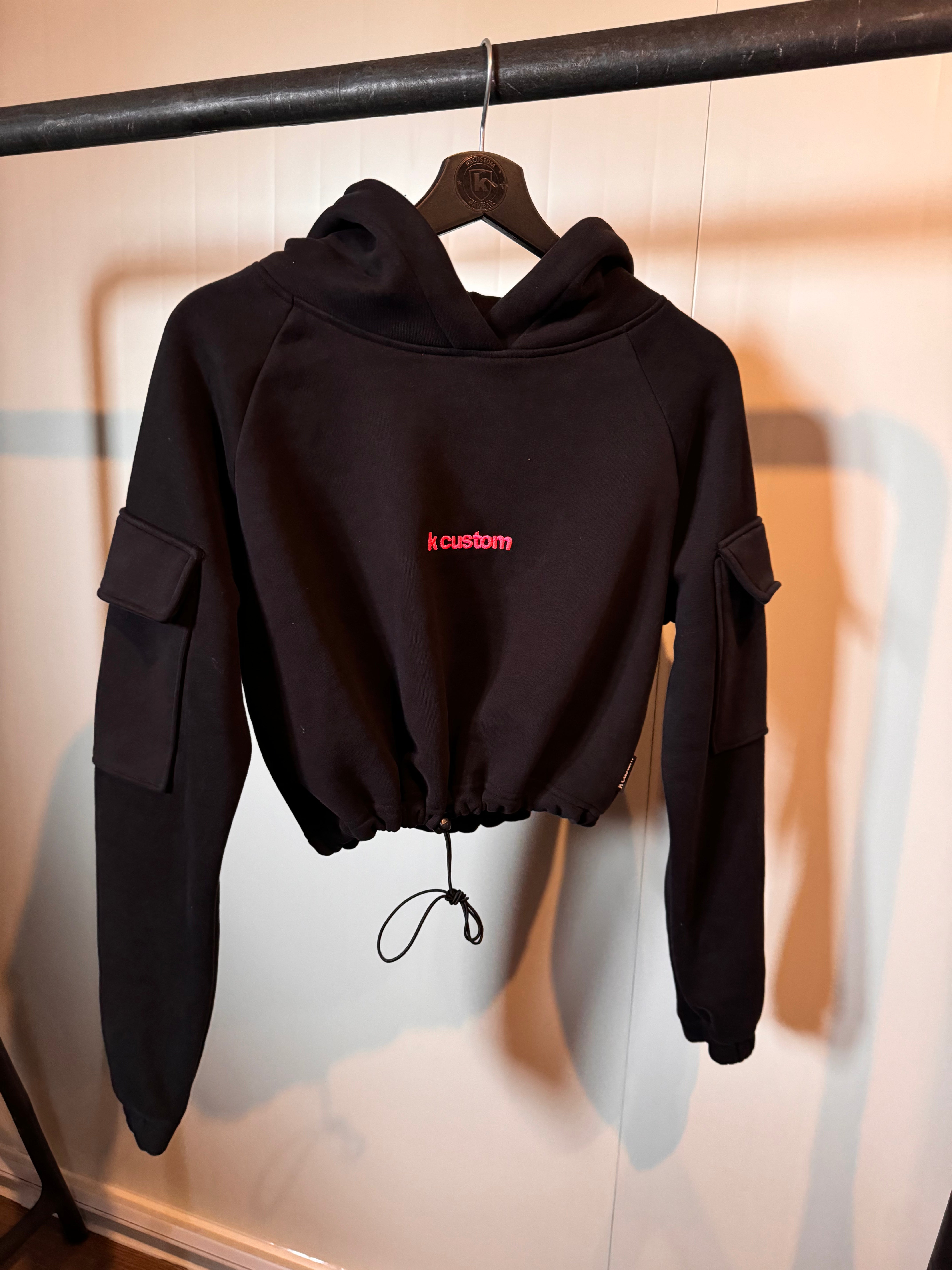 K-CUSTOM OVERSIZE CROP - Kapuzenpullover - black mit Stick in pink