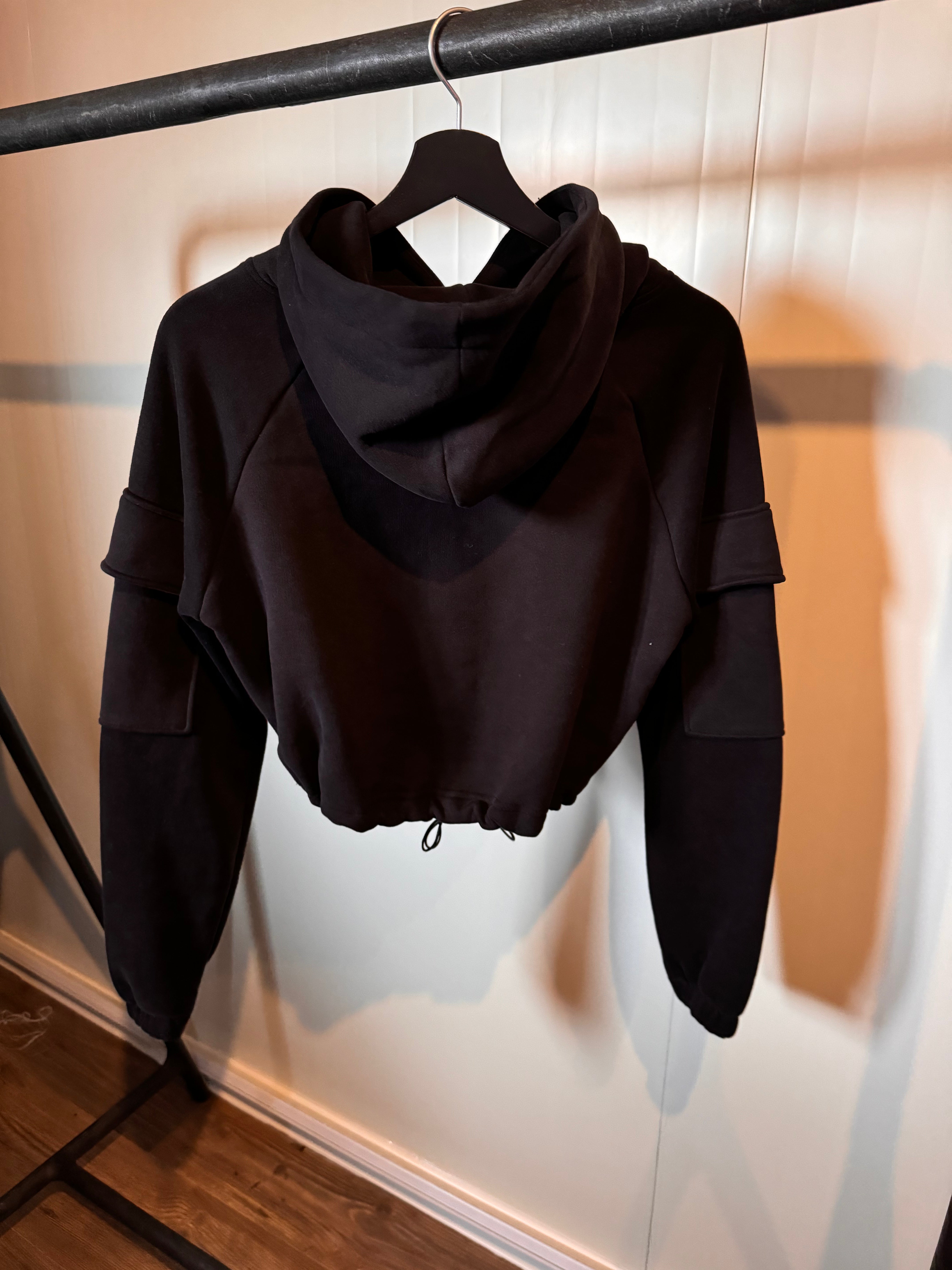 K-CUSTOM OVERSIZE CROP - Kapuzenpullover - black mit Stick in pink