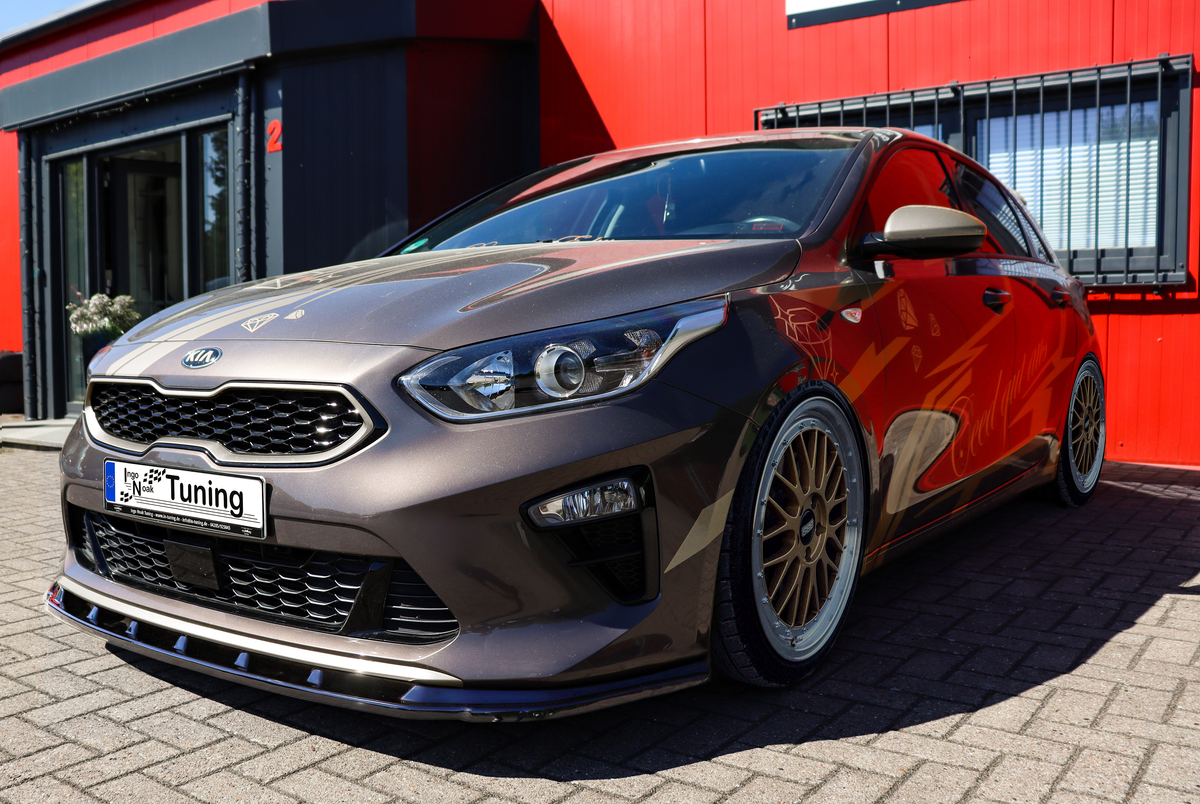 Vordere Cup Frontspoilerlippe für Kia Ceed CD Standard von Ingo Noak Tuning, aus ABS-Kunststoff, zeigt die aerodynamische Fahrzeugfront