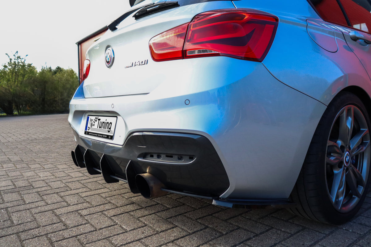Gefräster Heckansatz für BMW 1er F20 M-140i, Ingo Noak Tuning, aus ABS-Kunststoff, seitliche Ansicht des Carossenabschlusses