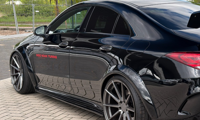 Seitenschweller mit Wing aus ABS für Mercedes CLA 35/45 AMG, in Schwarz, von Ingo Noak Tuning, zeigt das Produktdetail.