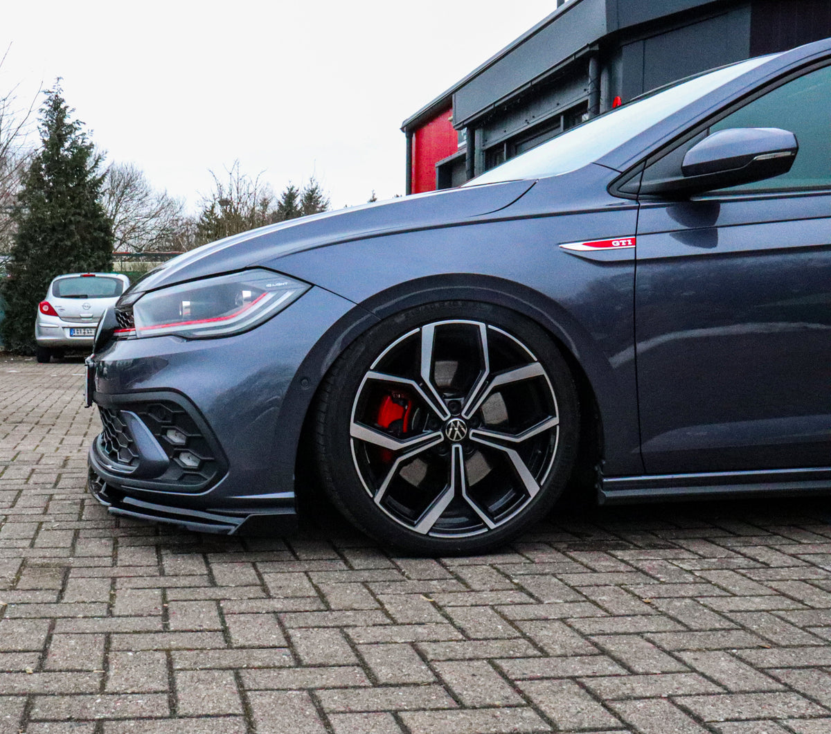 Spoilerschwert Cuplippe mit Wings für VW Polo 6 GTI 2G Facelift, schwarz, aus ABS, von Ingo Noak Tuning sichtbar.