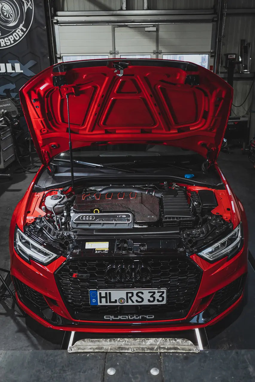 Designkit Aufkleber Rot Carbon Motorabdeckung Audi RS3 8V/8Y, TTRS 8S 2.5 TFSI 400PS